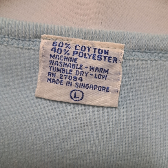 Vtg Queen graphic V-neck baby tee in baby blue vintage size L - Picture 3 of 11